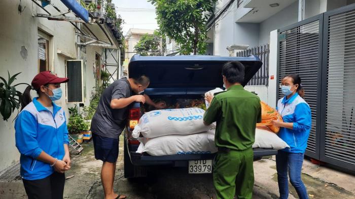 Trao quà đến người dân ở P.Phước Long A (ngày 18/09/2021)